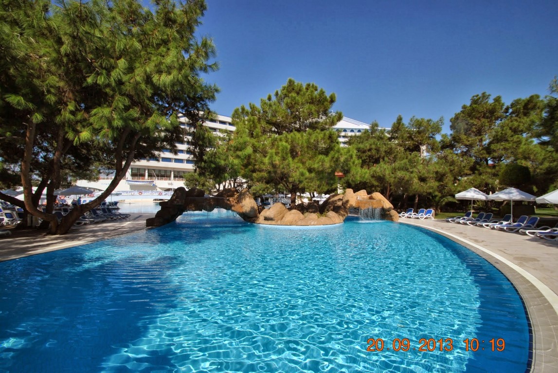 imagini hotel TITANIC LARA